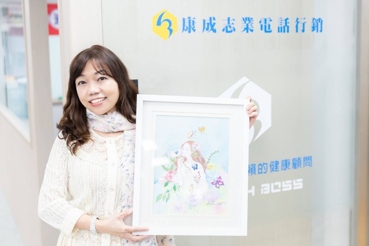 ▲康成志業完善的培訓規劃，讓所有電銷同仁達成準時下班、不加班。讓呂美華下班後可以發揮一技之長，完成一幅幅美麗的畫作。（圖／品牌提供）