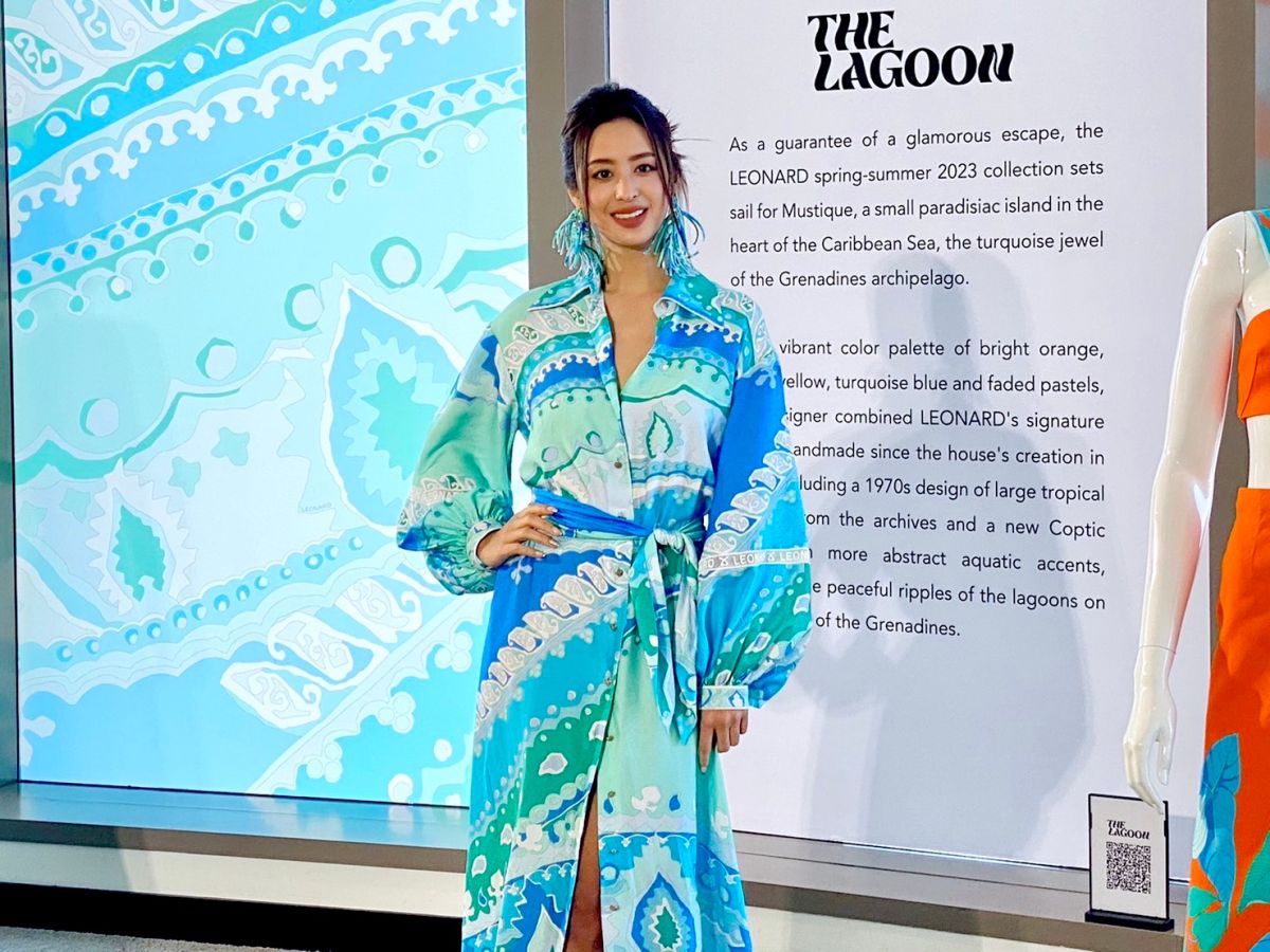 ▲法國印花王國品牌LEONARD，被日商三共生興集團Sankyo Seiko GROUP今年正式收購後，今（22）日首度在台舉辦2023春夏發表會，女星莫允雯穿上襯衫式洋裝現身曬辣腿。剛從美國度假回來的她，自曝是「夏威夷人的菜」，在當地衝浪被18歲鮮肉主動搭訕教學，被問到怎麼沒有順勢發展戀情？她笑稱「因為年紀還不確定合不合法」而作罷。（圖／記者蕭涵云攝）