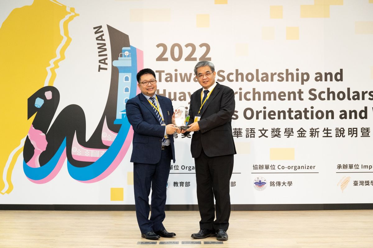 ▲教育部蔡清華政務次長（右）與李三財會長（左）合影。（圖／教育部）