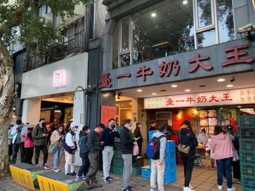 ▲臺一牛奶大王是台大附近名店，每年冬至或元宵節總湧現人潮。（圖／記者汪睿琦攝）