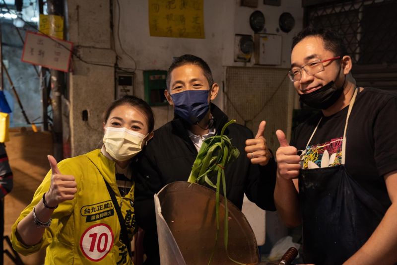 ▲顏若芳陪同吳怡農走遍市場掃街，獲得許多支持者熱情回應。（圖／翻攝自顏若芳臉書）
