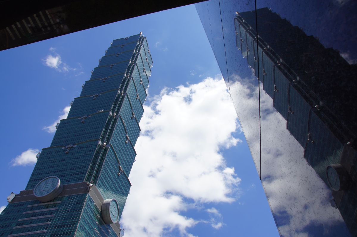 ▲中央大學台經中心今（27）日發布3月消費者信心指數（CCI）為64.47點，連續3個月走揚，執行長吳大任卻指出，調漲電價與升息時機點不對，恐為經濟帶來負面影響。（圖／NOWnews資料照）