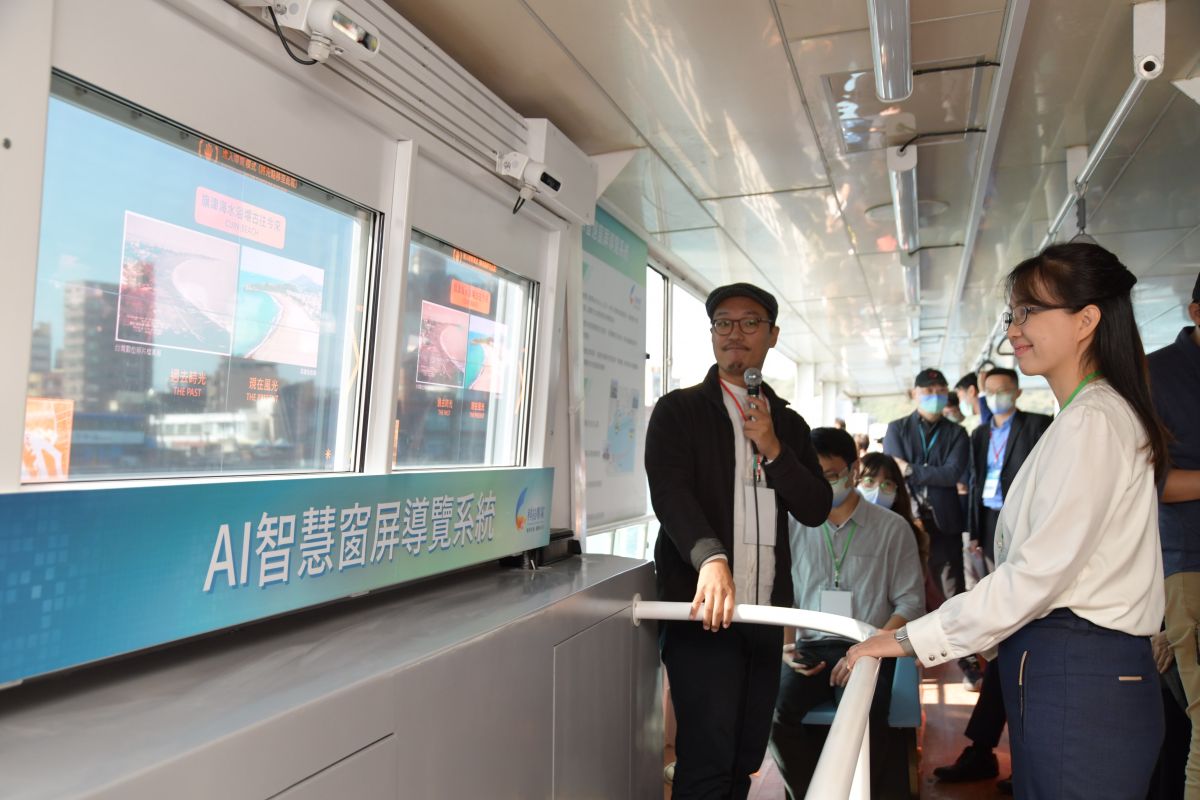 ▲友達光電於高雄亞灣智慧渡輪率先導入最新Micro LED透明顯示器，打造智慧窗屏。（圖／友達提供）