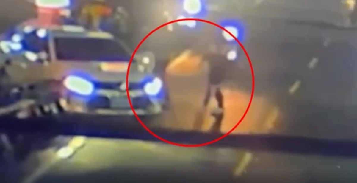 ▲阮男、萬男發現陳男傷勢嚴重，立刻將其送往醫院搶救，但最終仍宣告不治。（圖／翻攝畫面）