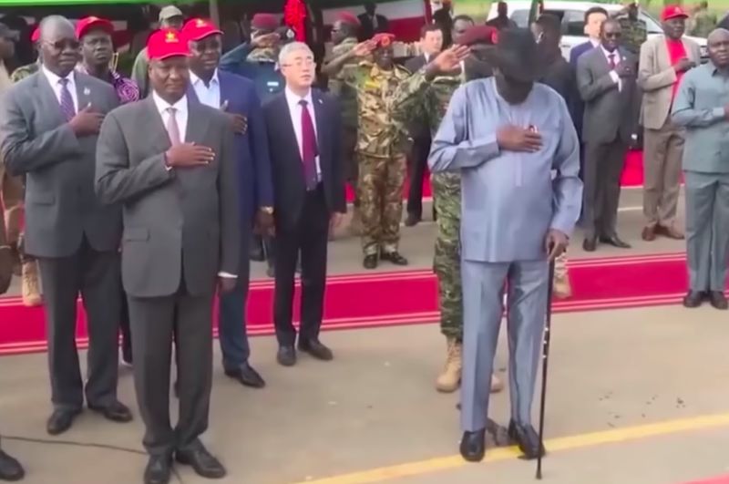 ▲現年71歲的南蘇丹總統基爾（Salva Kiir Mayardit），本月13日出席高速公路落成儀式時，意外尿失禁。（圖／翻攝自SaharaTV YouTube）