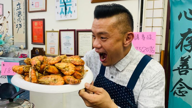 ▲「阿樹師上菜」是江和樹的招牌直播節目,他化身叫賣哥煮菜賣鍋子,所得全部貼補大里人愛心廚房。(圖/記者顏幸如攝,2022.12.23)
