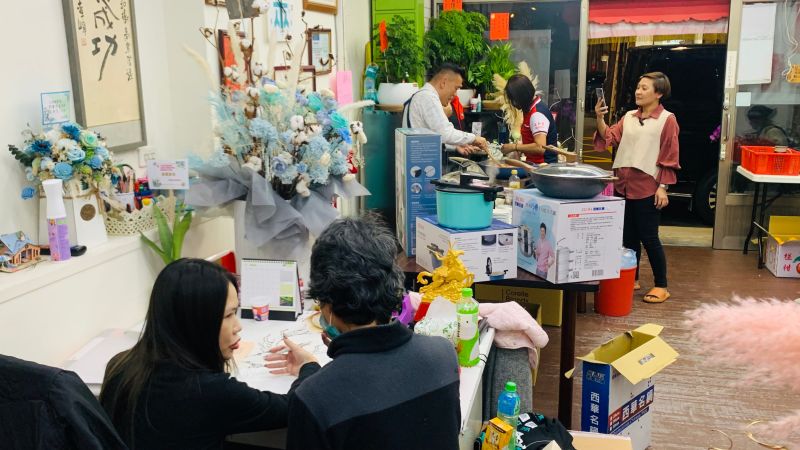 ▲有人跑進來陳情(前方背對者),江和樹的直播不間斷,由忙著接訂單的助理臨時受理陳情案。(圖/記者顏幸如攝,2022.12.23)
