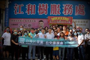 專訪一/聲量勝學姐!民眾黨叫賣哥江和樹 連阿北都佩服 ▲線上競總成立當天,民眾黨主席柯文哲是最大貴賓。(圖/翻攝江和樹臉書,2022.12.23)