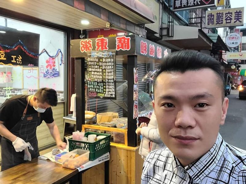 ▲江和樹經常為地方小吃開吃播、免費幫小店家打知名度。(圖/翻攝江和樹臉書,2022.12.23)