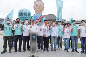 專訪二╱15歲當爸、21歲坐牢 議員江和樹進校園被喊偶像 ▲即便是共同造勢,江和樹花樣和創意多,道具永遠最醒目。(圖/翻攝江和樹臉書,2022.12.23)