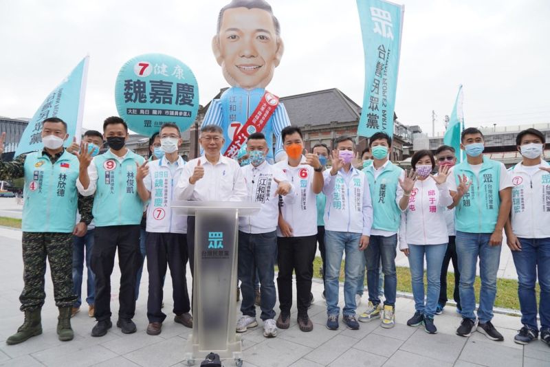 ▲即便是共同造勢,江和樹花樣和創意就是多,道具永遠最醒目。(圖/翻攝江和樹臉書,2022.12.23)