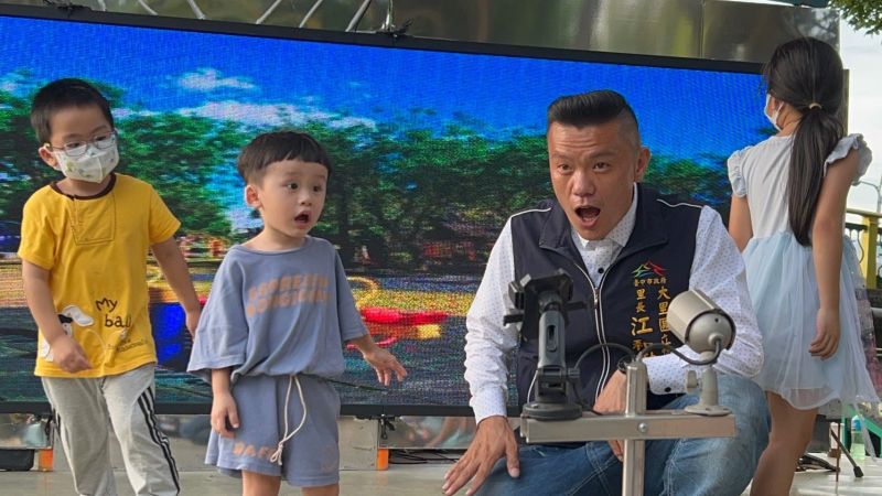 ▲41歲的江和樹已有4個孫子,他為一名孫子(中)取綽號「江江好」。(圖/翻攝江和樹臉書,2022.12.23)