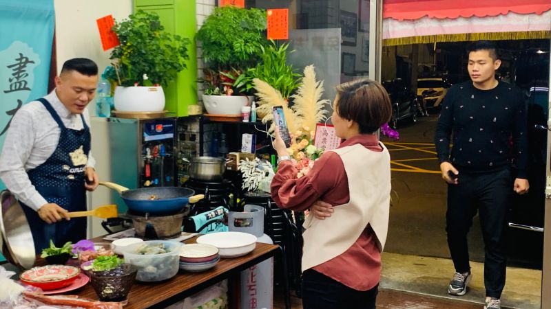 ▲江慶賢(右)雖已接棒老爸當選里長,但直播時只能打打下手,江和樹嫌兒子還上不了檯面。(圖/記者顏幸如攝,2022.12.23)