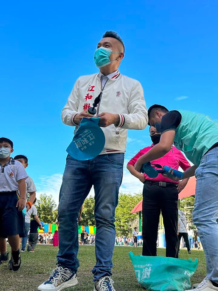 ▲走在校園裡的江和樹,沒想到有天會被稱為「偶像」。(圖/翻攝江和樹臉書,2022.12.23)
