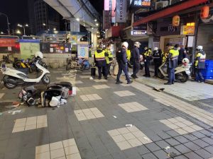 ▲警方事後針對無照駕駛、逆向等行為對許男開出22張罰單。（圖／翻攝畫面）