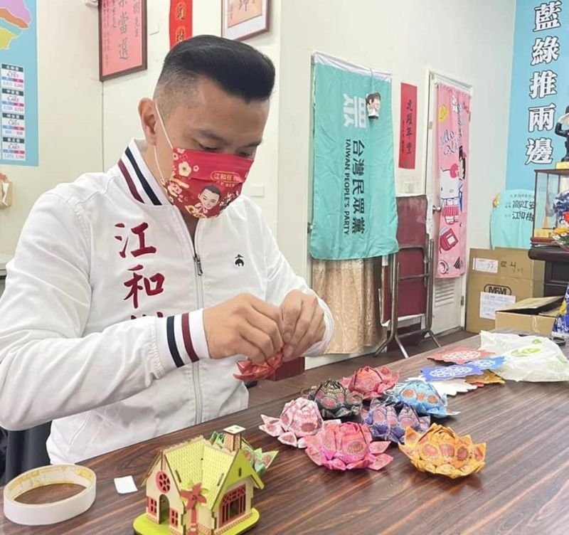 ▲江和樹在臉書直播,教「家人」如何折紙蓮花。(圖/翻攝江和樹臉書,2022.12.23)