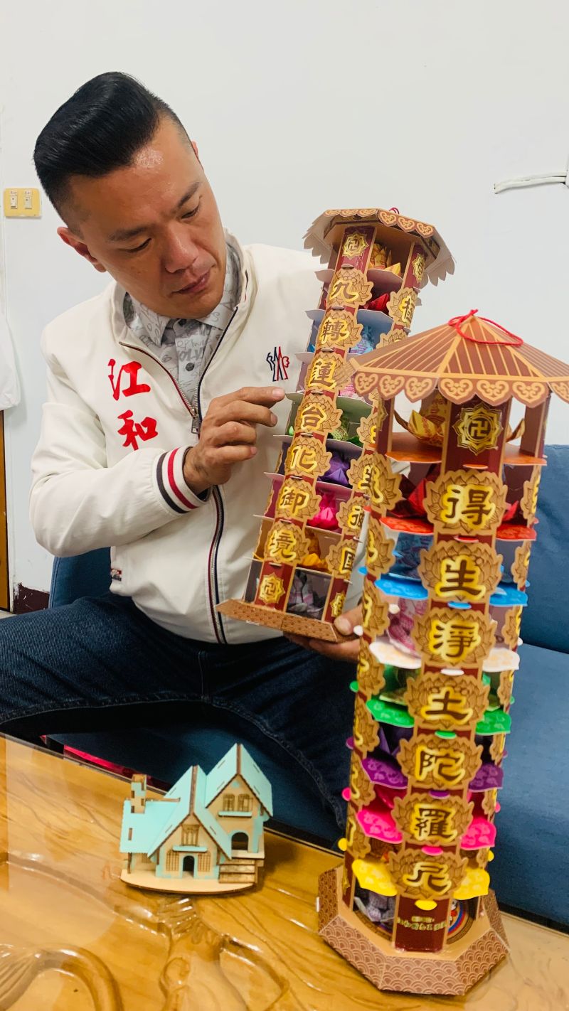 ▲九品蓮花塔非常費工,每個都是折紙者的心意。(圖/記者顏幸如攝,2022.12.23)
