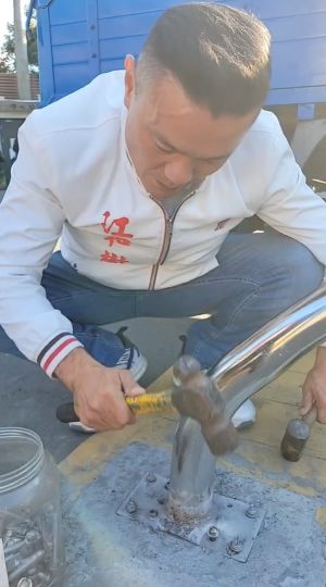 專訪四/搶「送死」打響名氣 江和樹現象成民眾黨教材 ▲江和樹撞歪殯儀館防撞桿,竟被高價索賠!他帶著工具親自修理。(圖/翻攝江和樹臉書,2022.12.23)