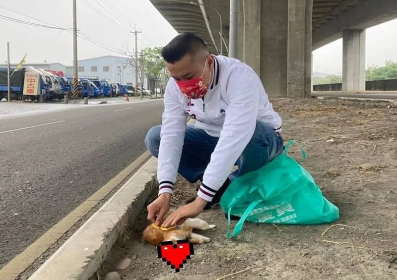 ▲郭達鴻認為,沒幾個政治人物能像江和樹這般蹲得下去,願意親手為毛孩收屍。(圖/翻攝江和樹臉書,2022.12.23)