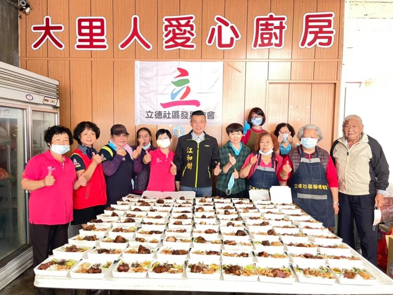 ▲柯文哲認為,大里人愛心廚房的志工們累積口碑,就是江和樹打陸戰最好的組織成員。(圖/翻攝江和樹臉書,2022.12.23)