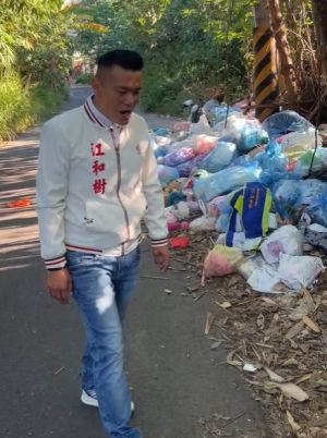 專訪四/搶「送死」打響名氣 江和樹現象成民眾黨教材 ▲江和樹跨區舉報太平郊區被亂倒垃圾,即使網友嘲諷他作秀、自導自演也不在乎。(圖/翻攝江和樹臉書,2022.12.23)