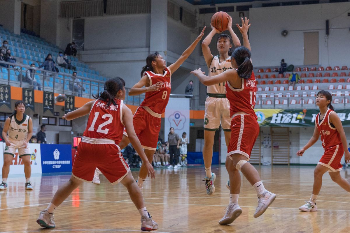 ▲北一女黃子芸突破竹商3人包夾跳投，她拿16分及生涯最多17籃板2度「雙十」。官方提供
