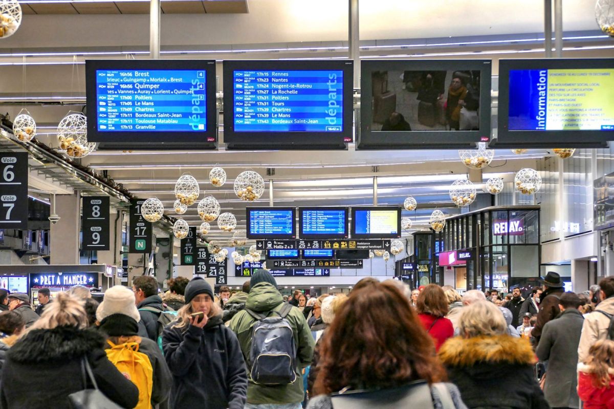 ▲法國國家鐵路公司部分員工宣布於23日耶誕假期前夕罷工，導致返鄉火車班次減少，約20萬名旅客受影響。（圖／美聯社／達志影像）