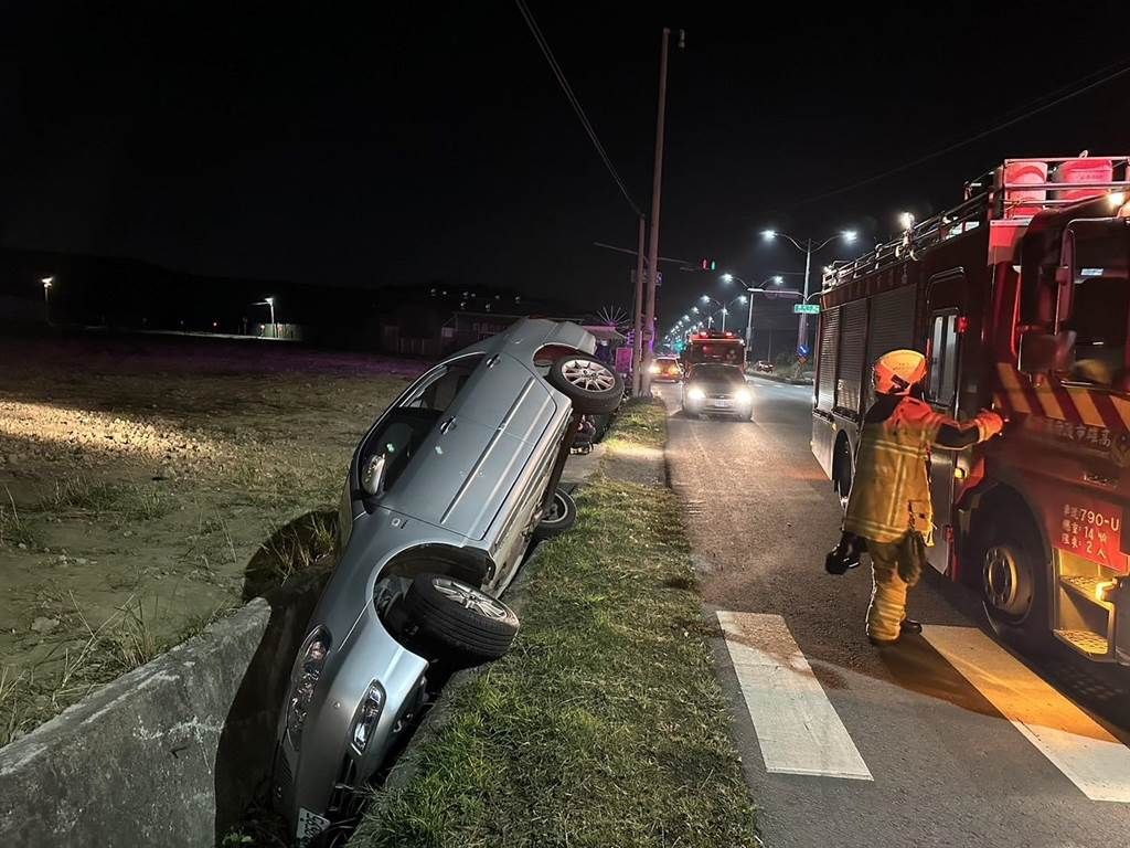 ▲高雄市仁武區，今（23）日凌晨1點，一位75歲老翁開車時，不慎掉落路旁水溝，警方到場處理協助送醫。（圖／翻攝畫面）