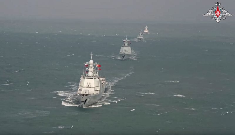 ▲俄羅斯與中國的軍艦22日繼續在東海進行聯合作戰演習，反映兩國正加強防禦合作。（圖／美聯社／達志影像）