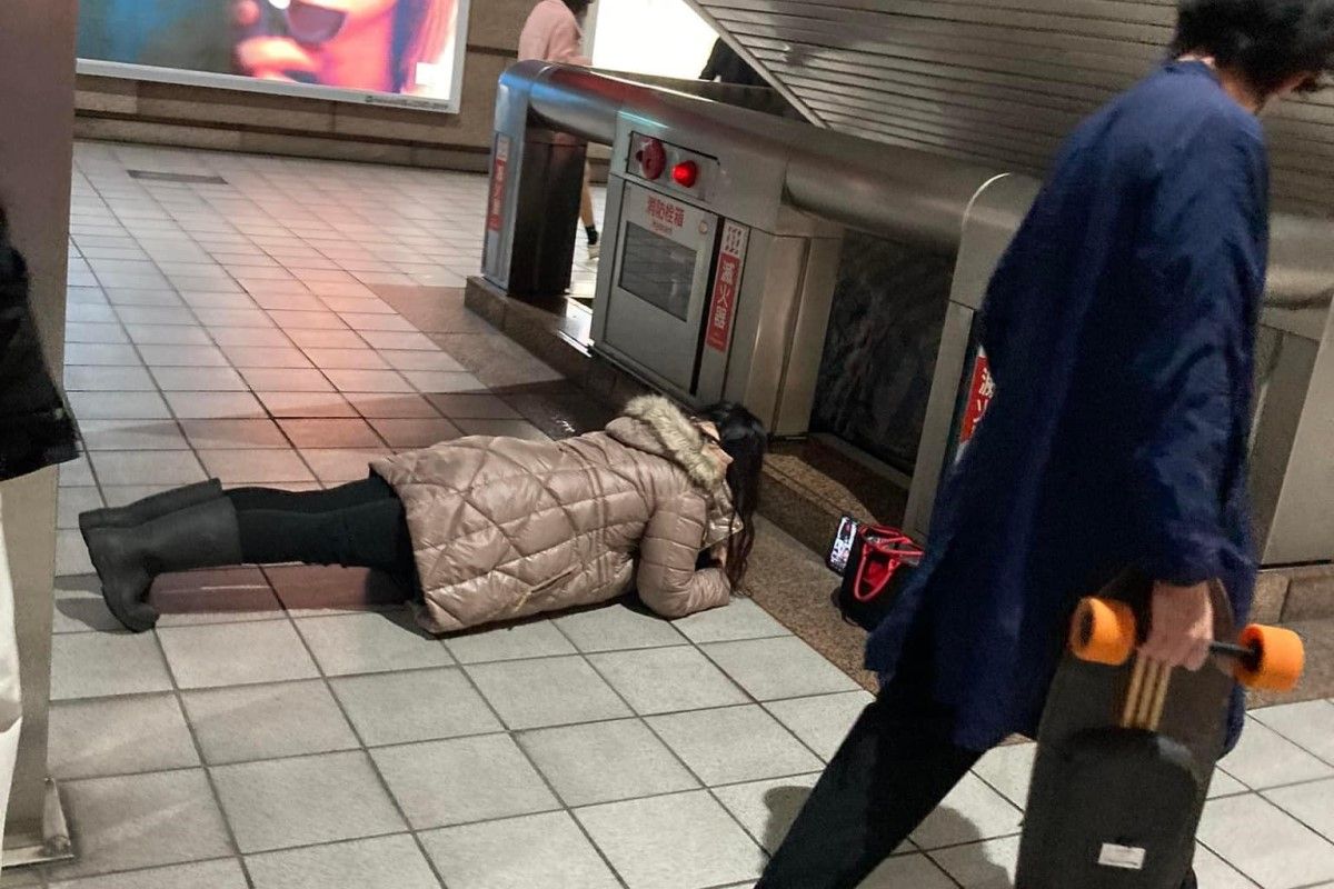 ▲捷運就是健身房，長髮妹趁等車時原地做棒式，北捷發聲了。（圖／臉書社團《爆廢公社二館》） 