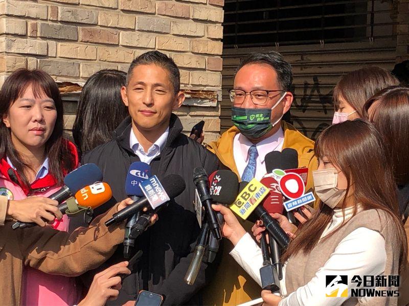 ▲吳怡農赴南京、武昌市場掃街拜票，張文潔與阮昭雄陪同。（圖／記者嚴俊強攝，2022.12.23）