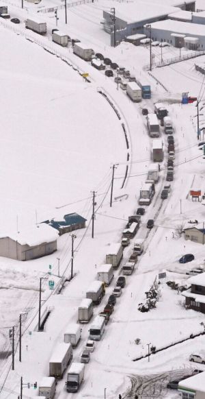 ▲大雪導致800輛車卡在雪地中超過一天。（圖／美聯社／達志影像）