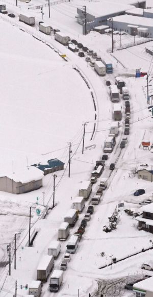 日本大雪 新潟大雪 ▲大雪導致800輛車卡在雪地中超過一天。(圖/美聯社/達志影像)