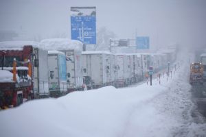 影／入冬最強寒流！新潟800車受困　大雪估影響至26日
