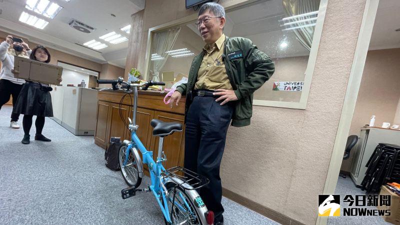 ▲台北市長柯文哲23日於市長任期最後一天工作日，進行辦公室打包的工作，並向媒體表示「王世堅送的摺疊腳踏車最實用，會帶走。」（圖／記者丁上程攝，2022.12.23）