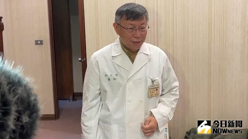 ▲台北市長柯文哲23日在收拾市長是的個人物品時,發現自己於台大醫院任職時所穿的醫師袍與識別證都還在,並象徵性地將醫師袍穿上身,笑著表示「柯P回來了,這是大家最害怕的。」(圖/記者丁上程攝,2022.12.23)