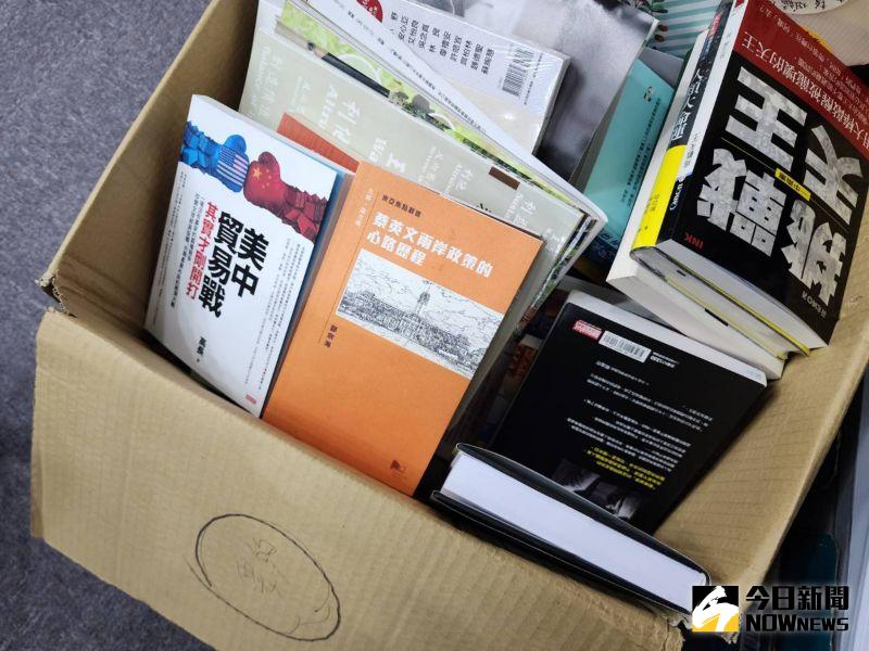 ▲台北市長柯文哲放置於市長室內的書籍總共超過百本,柯文哲在收拾時也以「自己留著、送人以及丟棄」三種方向進行區分。其中一本名為《蔡英文兩岸政策的心路歷程》的書籍,也被柯文哲列在「自己留著」的箱子當中。(圖/記者丁上程攝,2022.12.23)