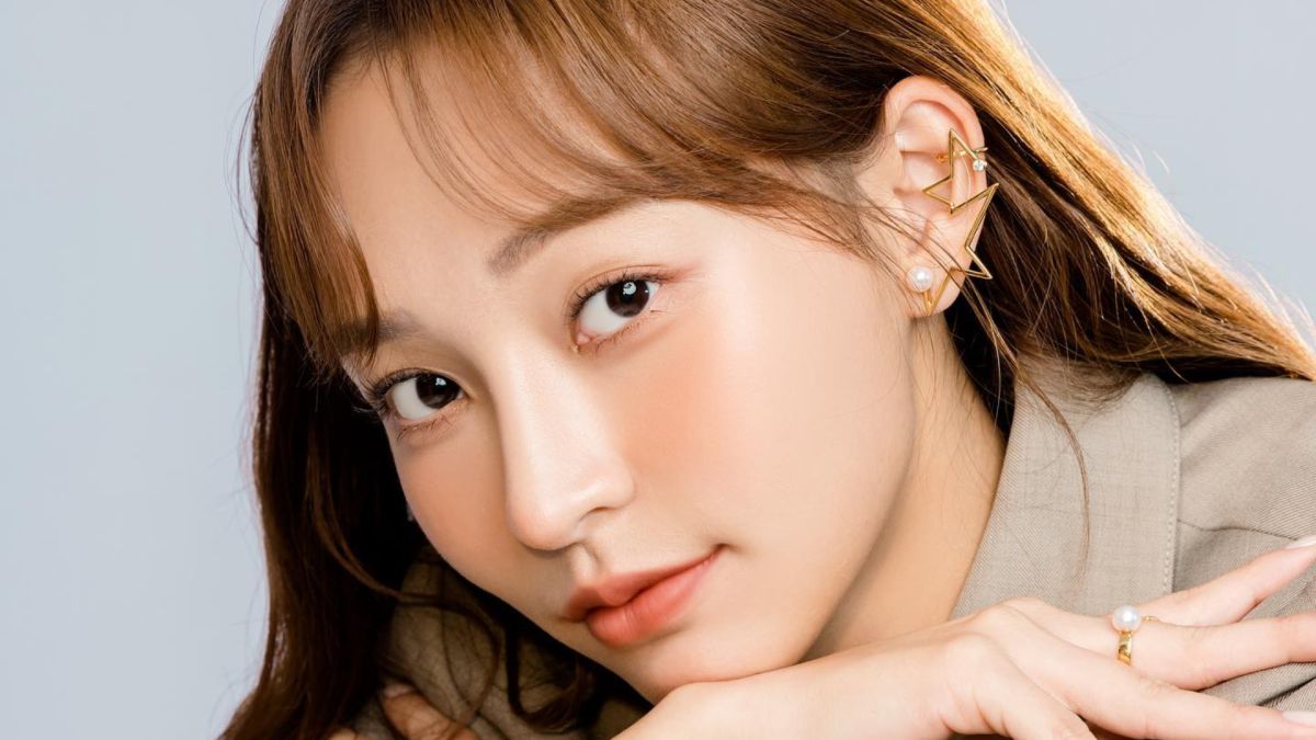 ▲林襄在馬路邊拍穿搭照，小露好身材。（圖／翻攝自林襄臉書）