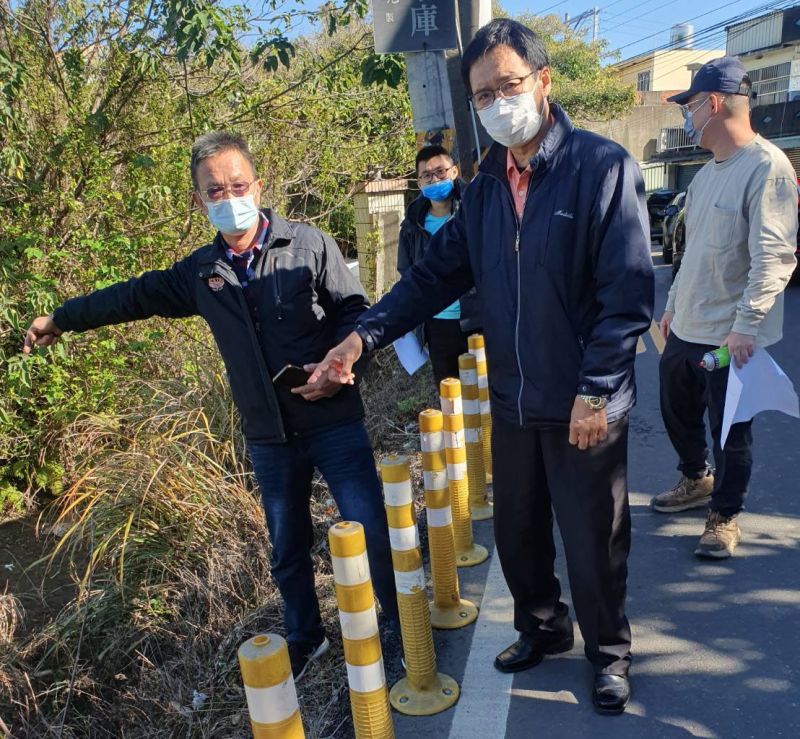 ▲即將上任竹東鎮長的郭遠彰（中）會勘雲南路拓寬案，落實競選政見。（圖/擷取自郭遠彰臉書）