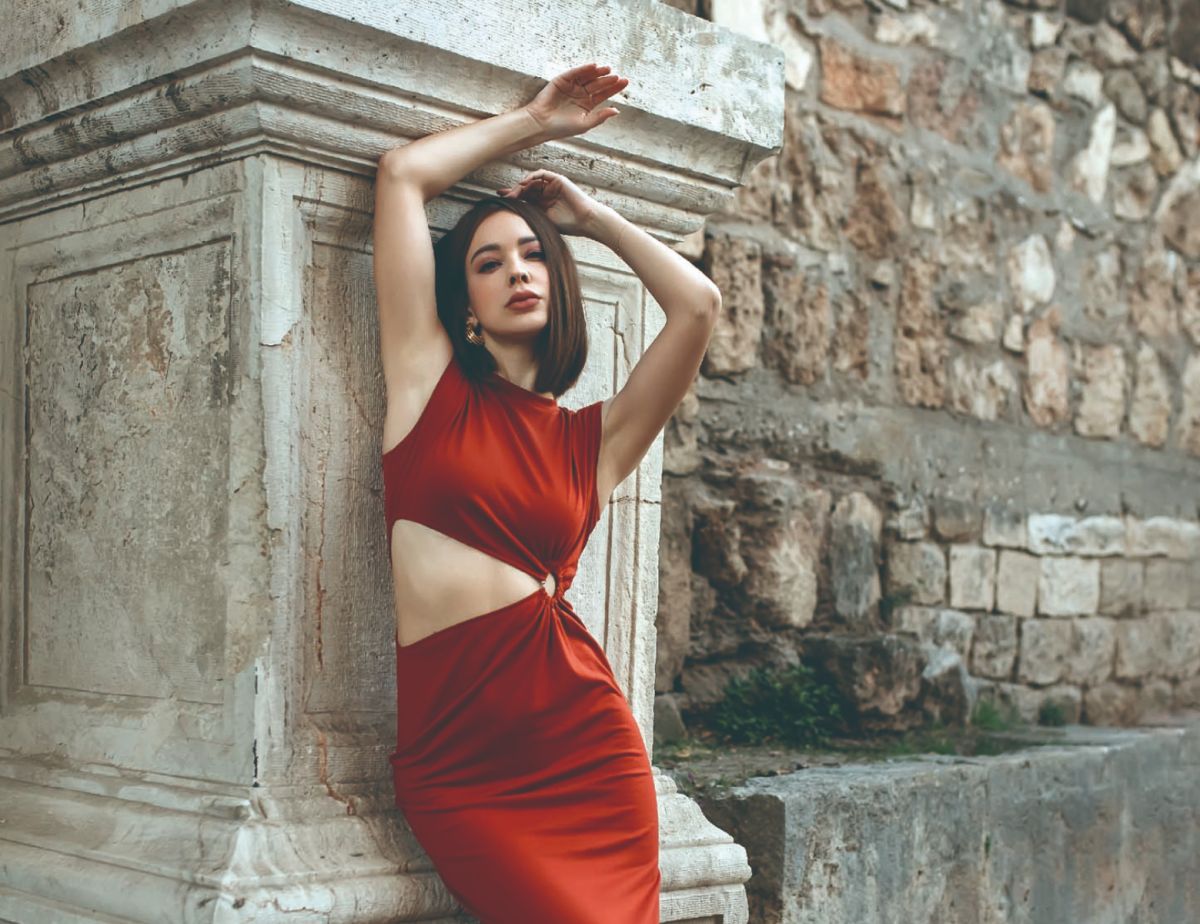 ▲安妮裸上身被捕捉，來不及做防護。（圖／伊林娛樂提供）