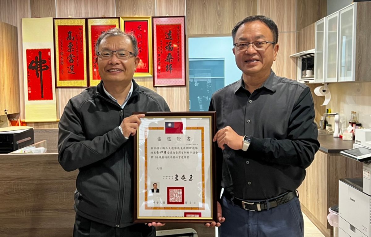 ▲新竹市副議長選戰今日又出現轉折，在市黨部積極勸說慰留下，余邦彥（右）撤回退黨聲明，並將繼續與現任議長許修睿搭配爭取連任。（圖／翻攝余邦彥臉書）