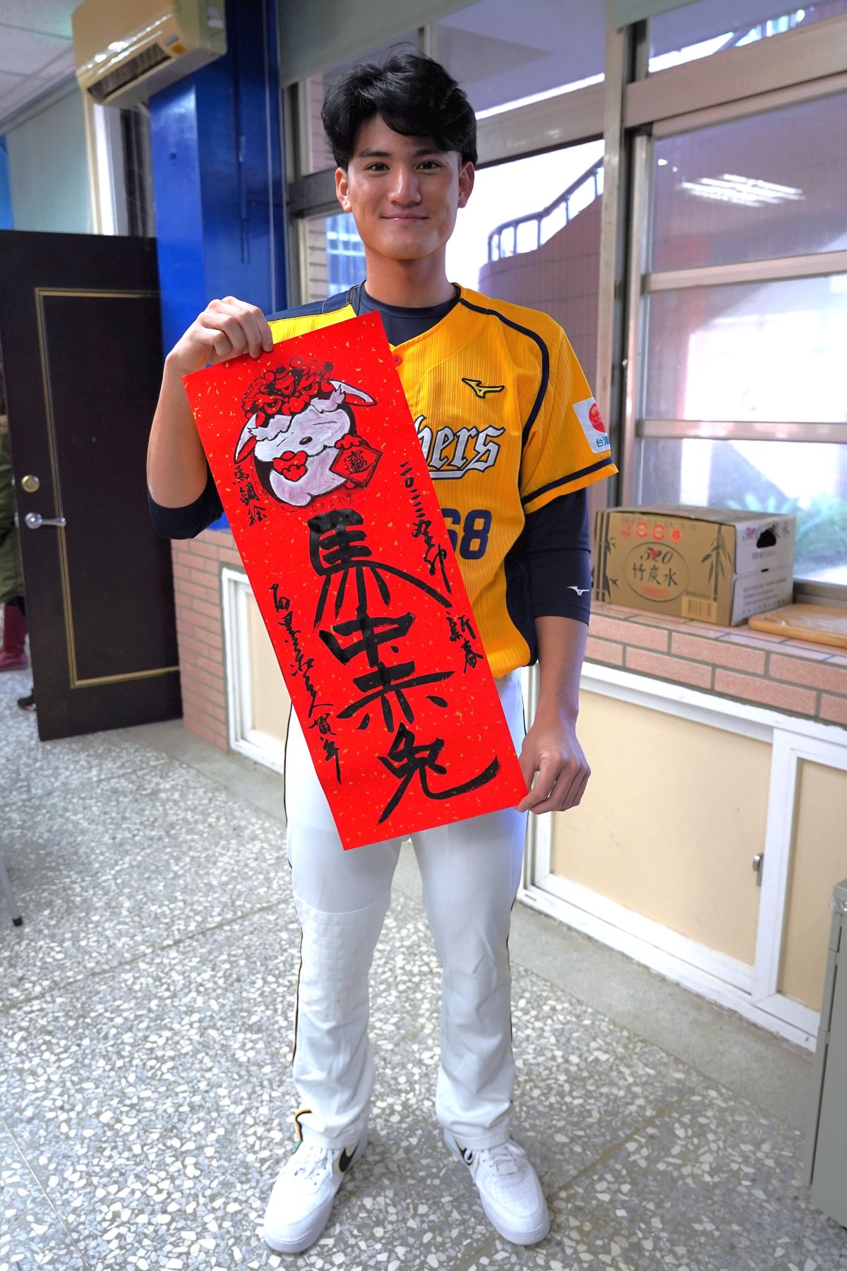 ▲馬鋼獲贈「馬中赤兔」春聯祝福.。（球芽基金提供）