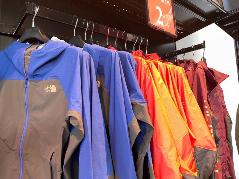 ▲不少民眾開始物色保暖外套，有網友打開知名戶外品牌「The North Face（北臉）」網站後，被價格嚇傻，不少人直呼「北臉在台灣早就不親民了」。（示意圖／記者張嘉哲攝）