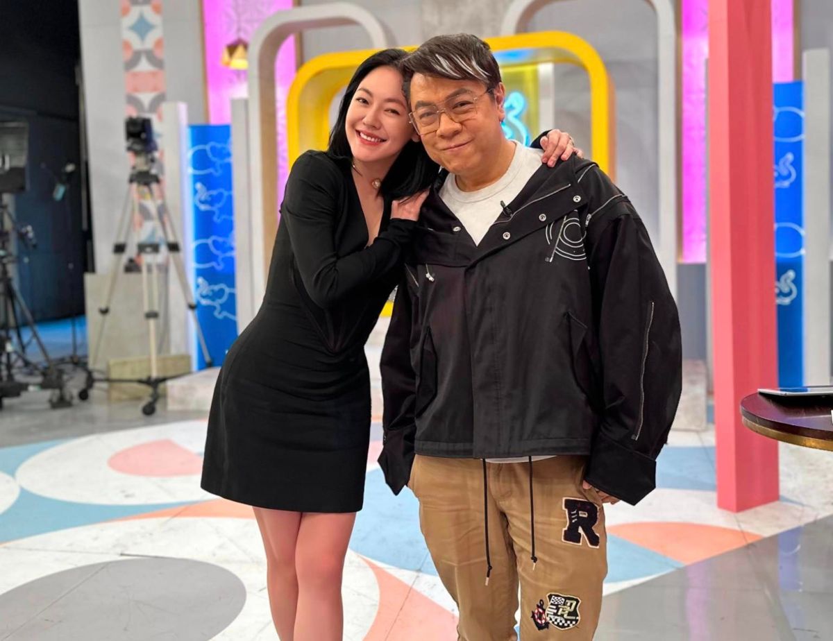 ▲小S（左）穿低胸戰袍合體蔡康永（右）。（圖／小S臉書）