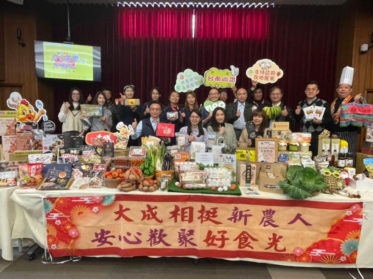 ▲大成長城今(23)日辦理「大成歡聚好食光年貨市集」宣傳記者會，邀請大家一同來採買支持青農（圖／記者林怡孜攝，2022,12,23）
