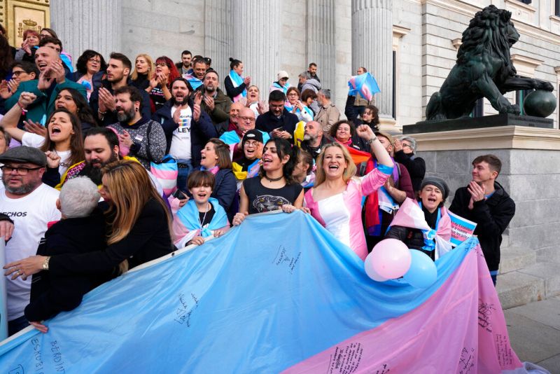 ▲西班牙馬德里，跨性別人權活動家在國會外慶祝性別自決法案通過。（圖／美聯社／達志影像）