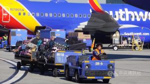 洛杉磯機場迎假期人潮　行李傳送系統扮幕後功臣
