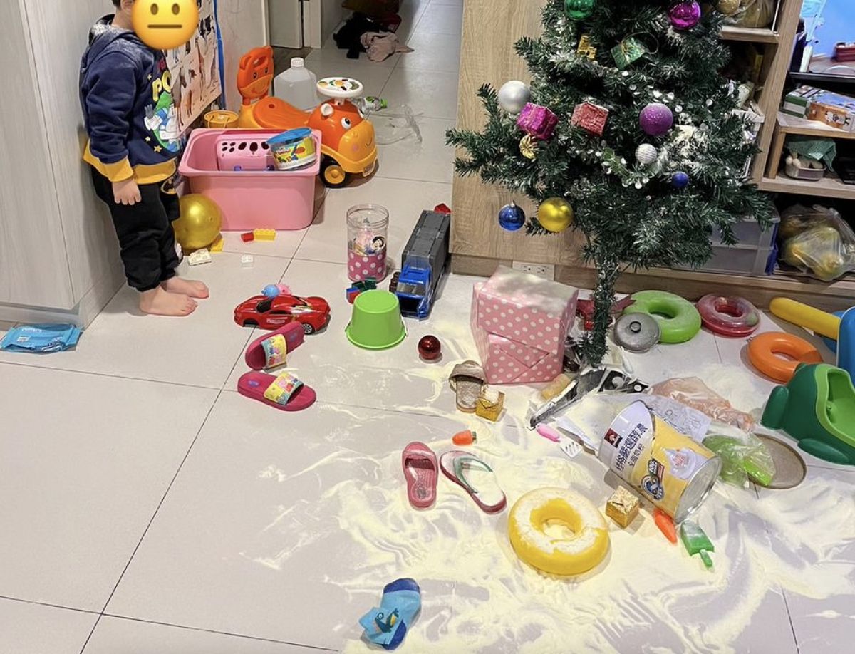 ▲一名媽媽在網路上表示，兒子為了營造出雪花的效果，竟將整罐奶粉到處灑，不僅滿地都是，還灑到聖誕樹上。（圖／翻攝自臉書社團「我愛全聯-好物老實説」）