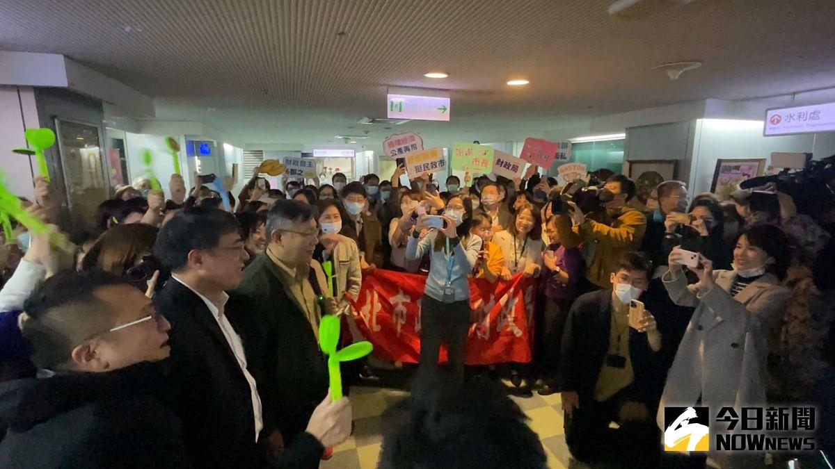 ▲台北市長柯文哲23日下午前往北市府各局處，向公務員們一一道別致意，也遇到許多局處首長帶著轄下公務員們夾道歡迎，更有公務員們向柯文哲高喊「總統好」、「選總統」。（圖／記者丁上程攝，2022.12.23）