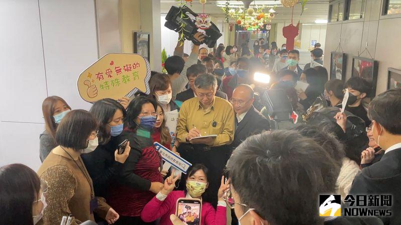 ▲台北市長柯文哲23日下午前往北市府各局處，向公務員們一一道別致意，也遇到許多局處首長帶著轄下公務員們夾道歡迎。（圖／記者丁上程攝，2022.12.23）